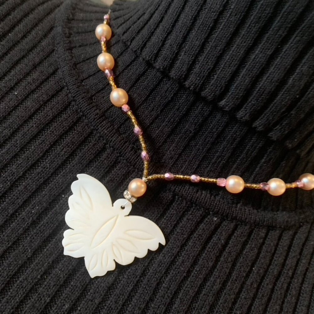 Short necklace by artisan Stella - Butterfly pearl with pink gold beads
